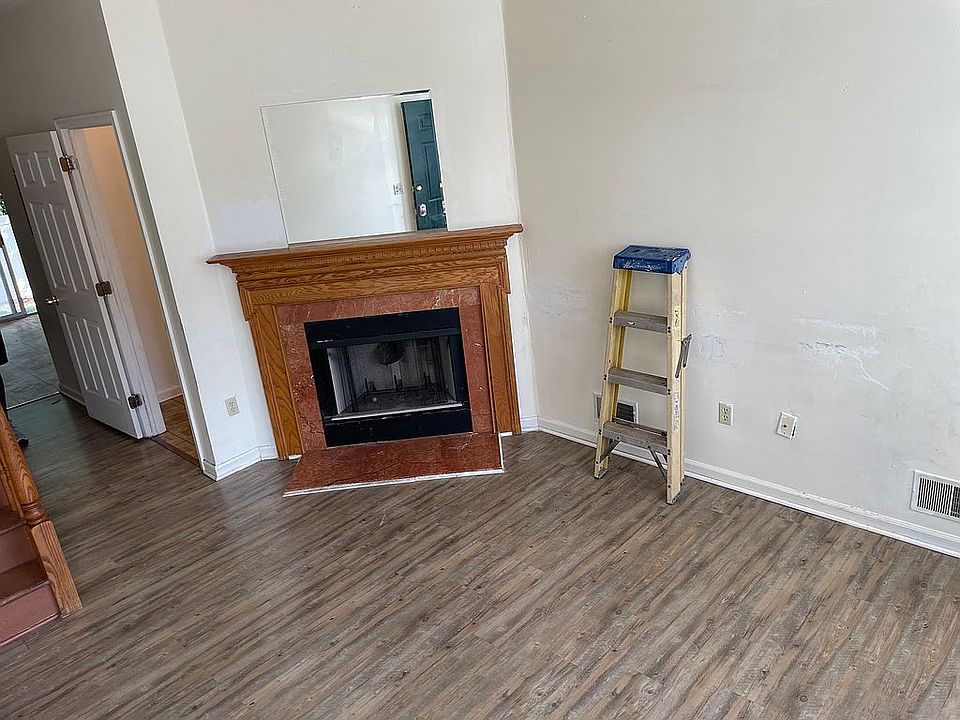 1st image of 10 Derby St