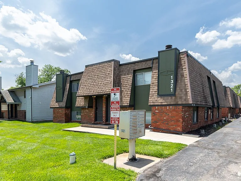 1321 N Sheridan St — Photo 2