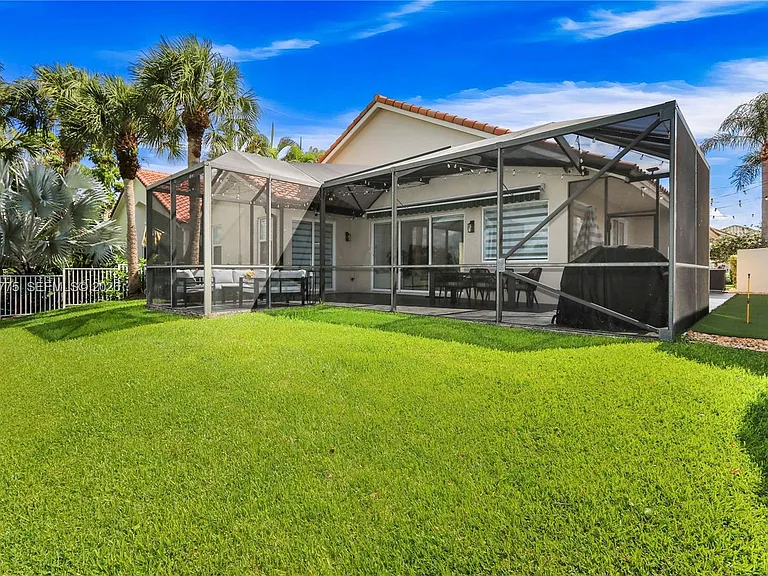 1530 Lacosta Dr W — Photo 28