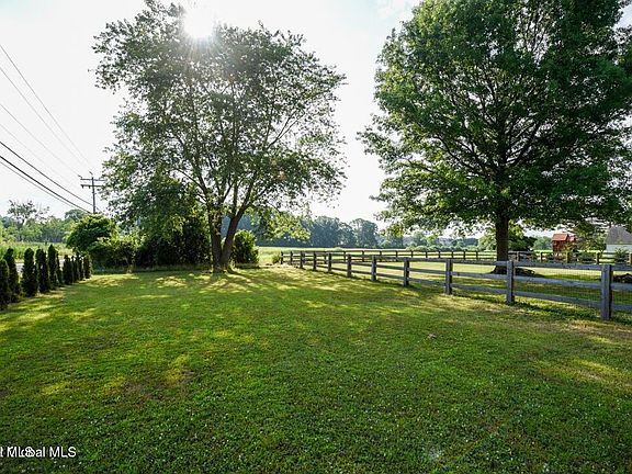 4th image of 642 Feura Bush Road