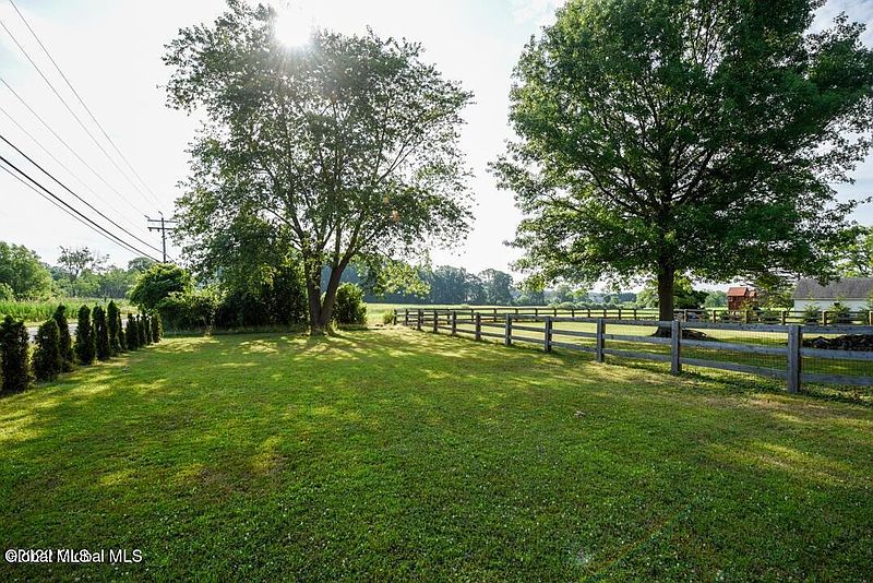 4th image of 642 Feura Bush Road