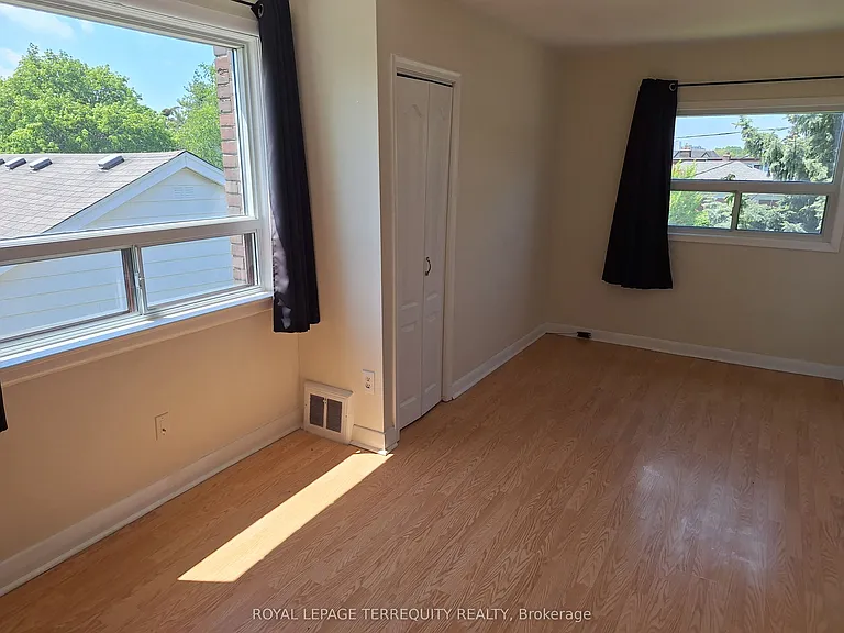 17 Compton Cres — Photo 9