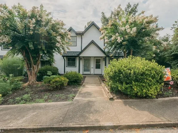 402 S Renfro St, Pilot Mountain, NC 27030