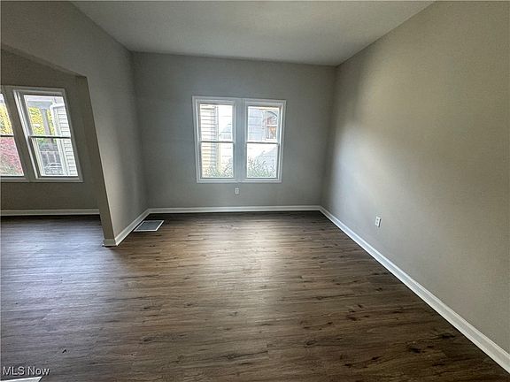 4th image of 928 Montgomery St
