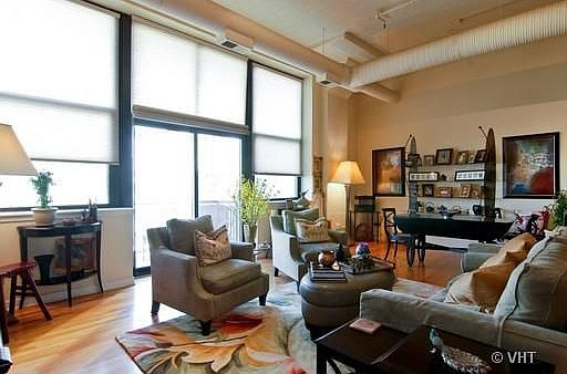 2nd image of 547 S Clark St APT 1001