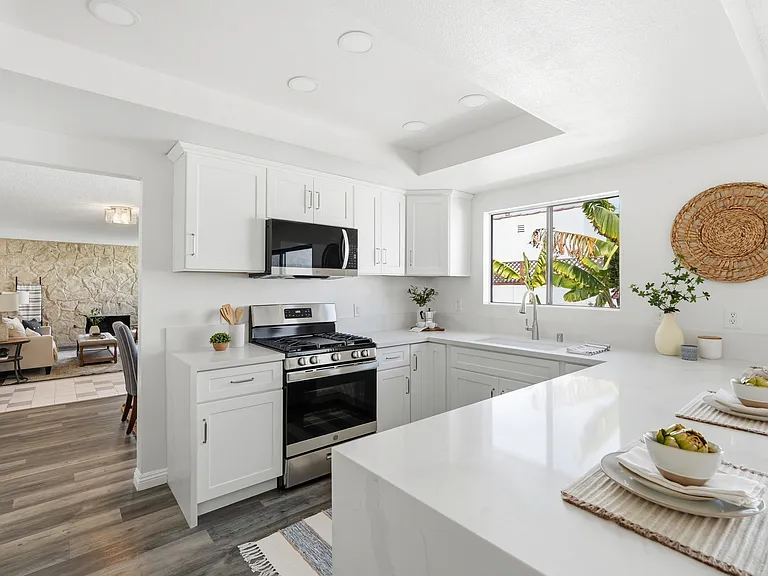 24420 Alliene Ave — Photo 3