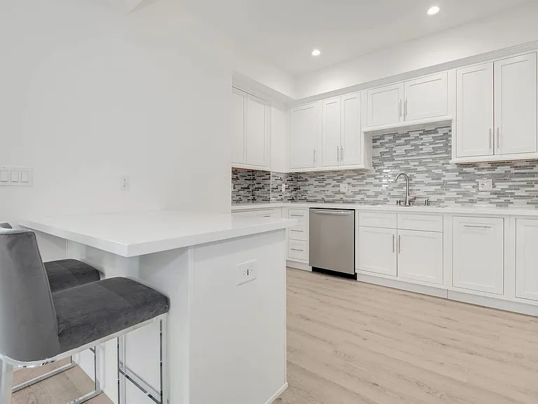 Regency Holt Apartments — Photo 25