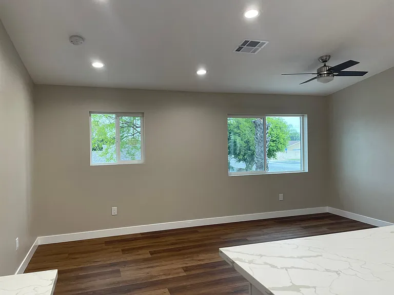 824 S Dune St #B — Photo 3