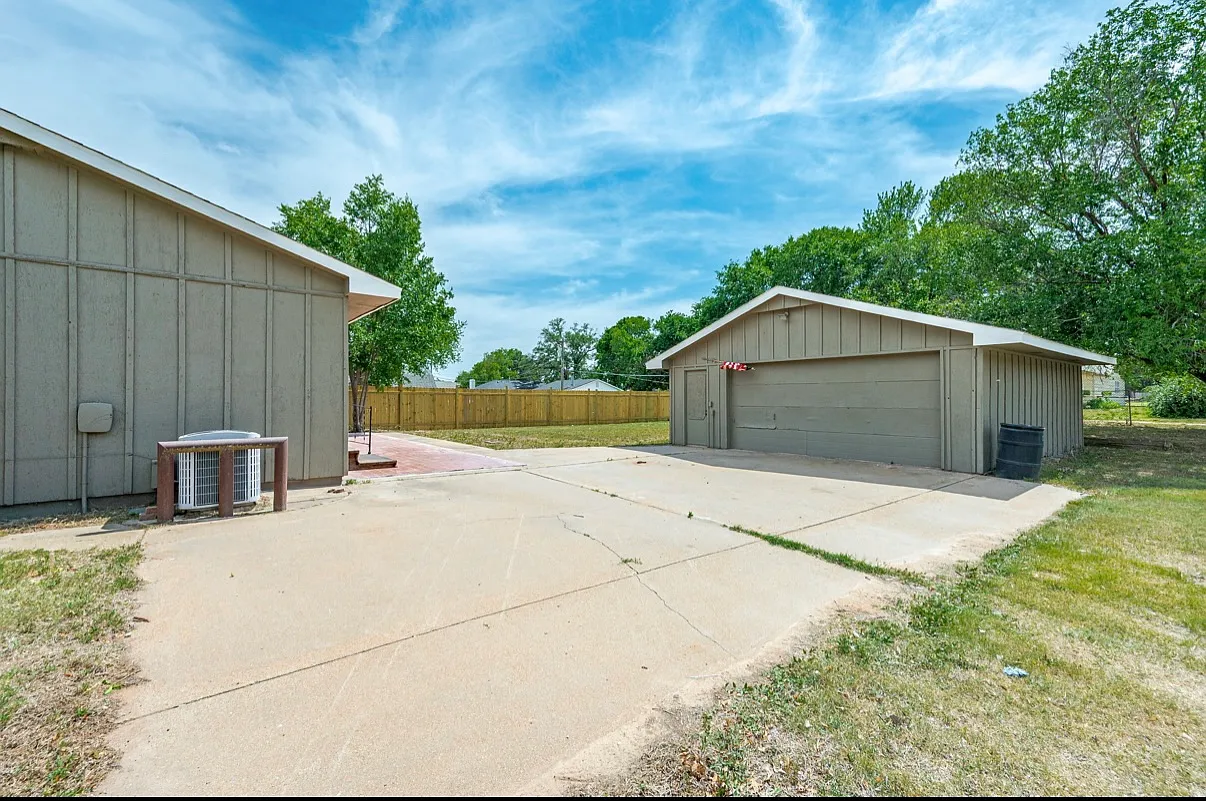 3 bed, 1024 sqft, $1,095 — Photo 3