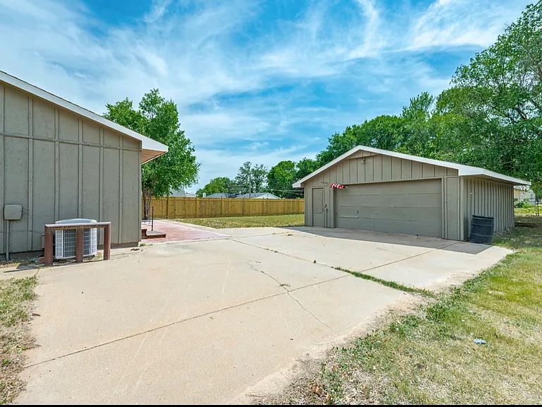 319 N Magnolia St — Photo 3