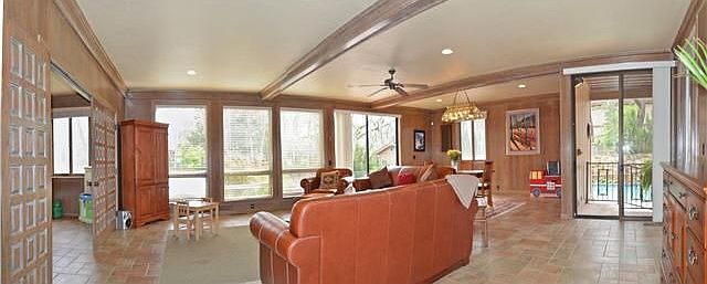 Large Game/Club Room with wet bar