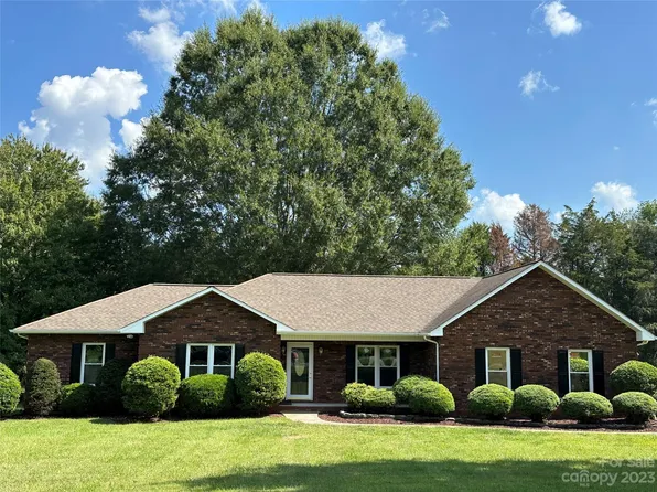 143 Robert Dr, Statesville, NC 28625