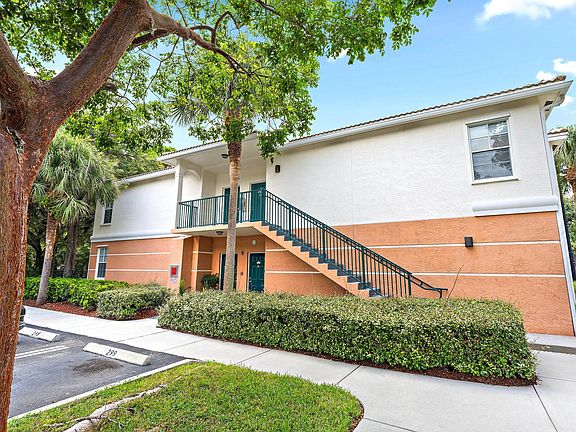 3rd image of 1201 Myrtlewood Cir E