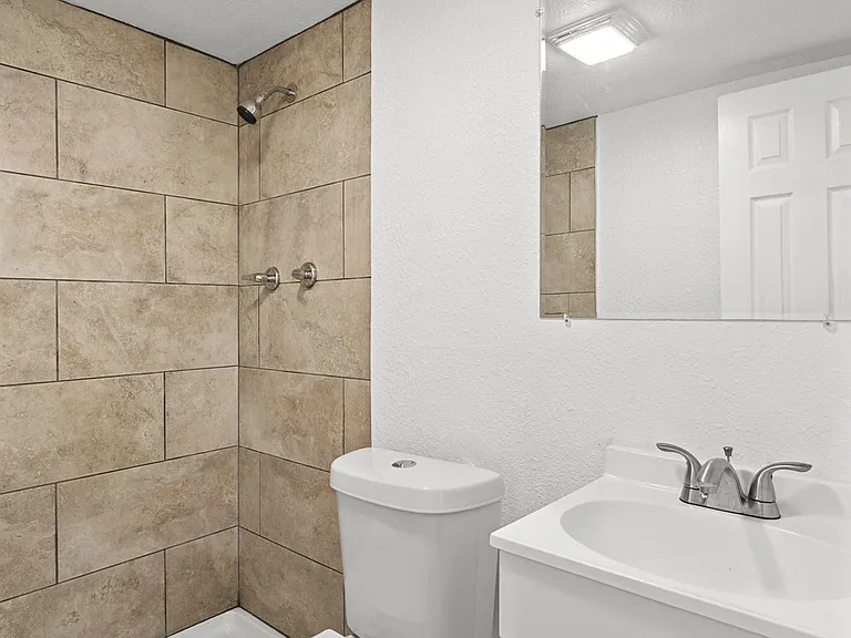 4524 Collins Ave — Photo 9