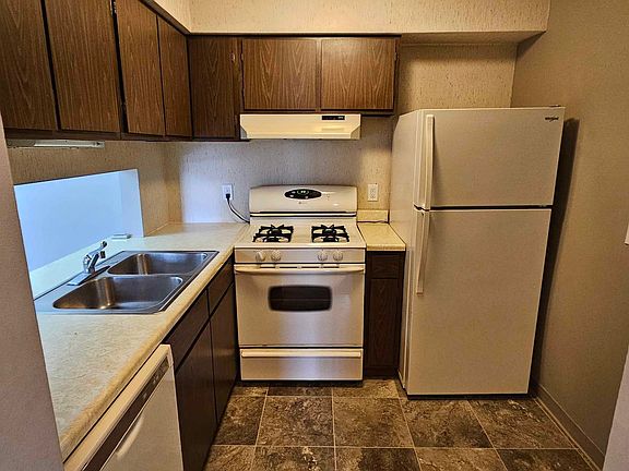 4th image of 1049 S Main St #216