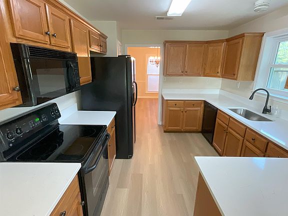 4th image of 110 Brookwood Cir