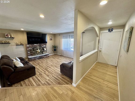3rd image of 825 W Division Ave