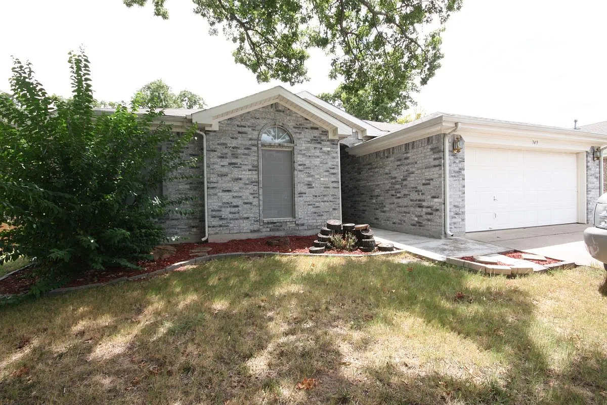3 bed, 1800 sqft, $1,950 — Photo 1