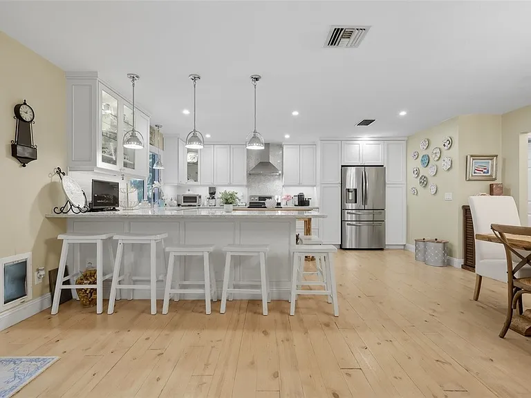 902 Tides Rd — Photo 2