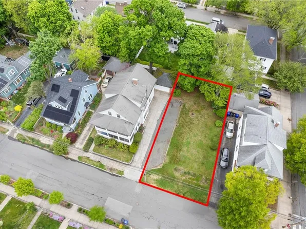 137 Sharon St, Providence, RI 02908