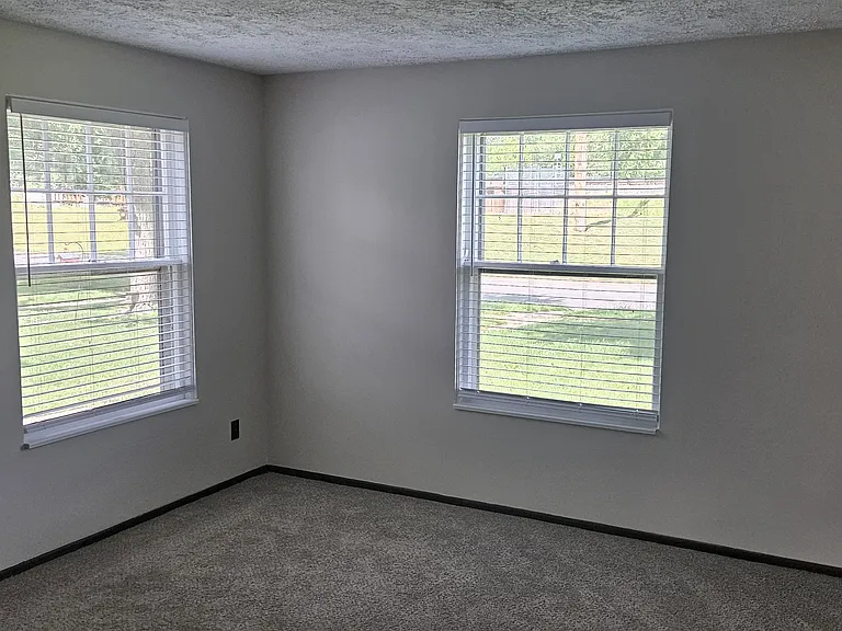 Livingroom w/separate entrance