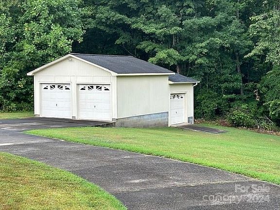 3rd image of 2322 Brookwood Dr