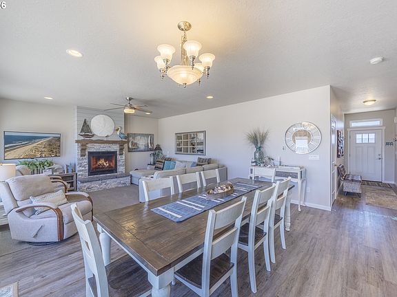 3rd image of 214 NW Oceania Dr