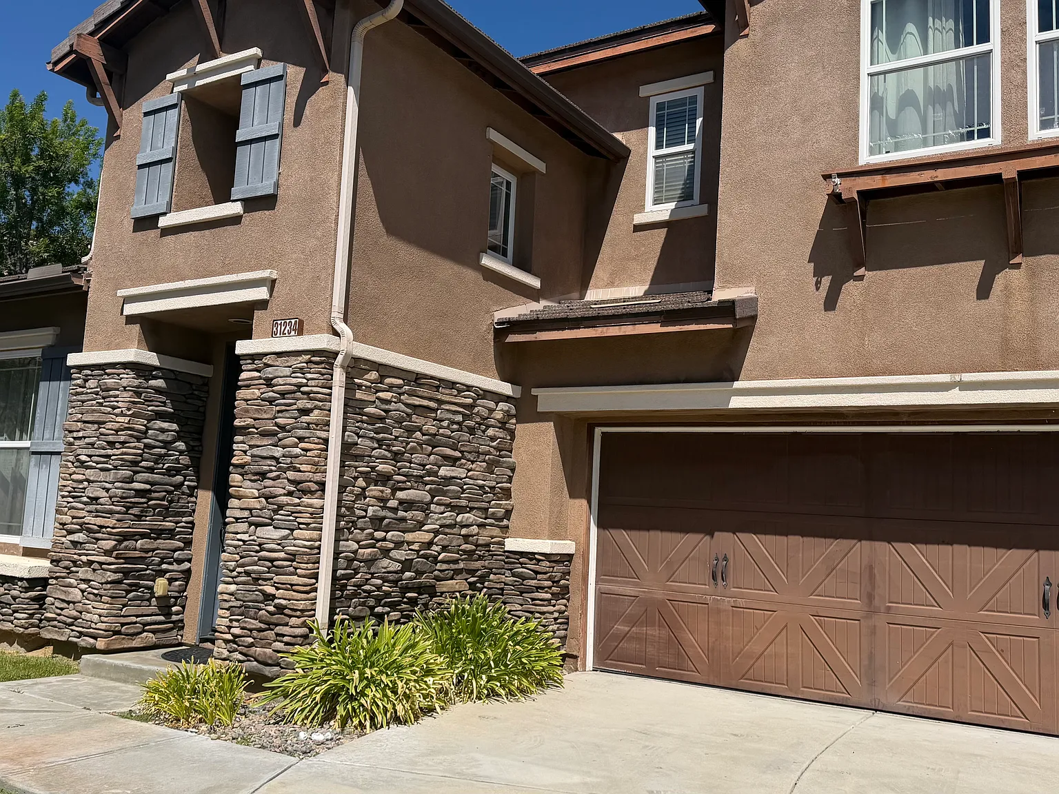 4 bed, 2389 sqft, $3,500 — Photo 2