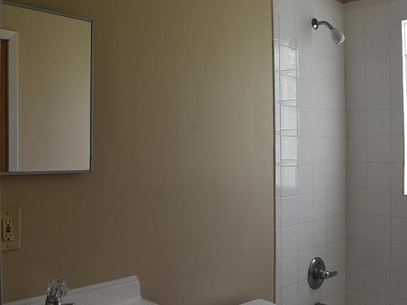 5th image of 820 Oglewood Ave