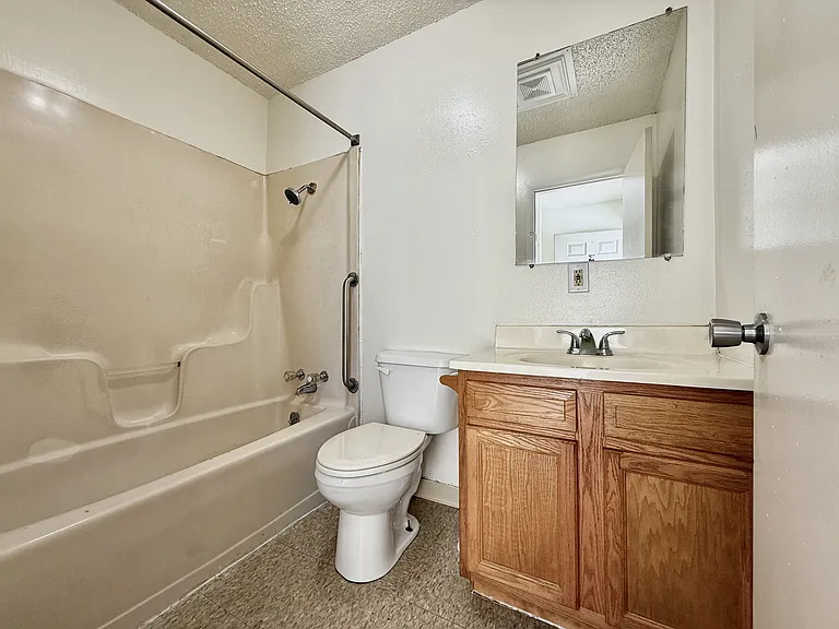 709 E Woodland St #7 — Photo 10