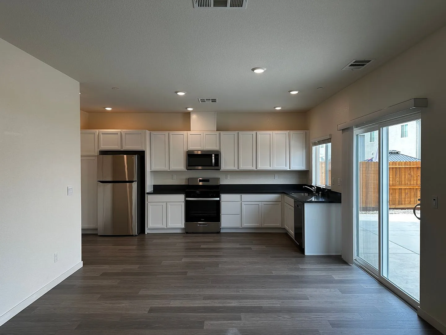 4 Bed 2.5 Ba 2 Story 2 Car — Photo 3