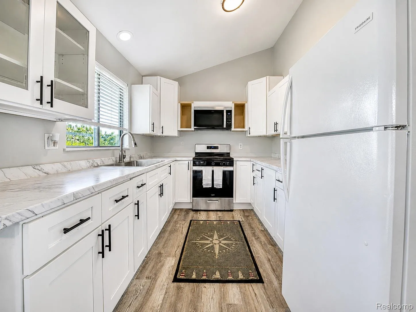 3 bed, 1.0 bath, 1478 sqft, $2,100 — Photo 4