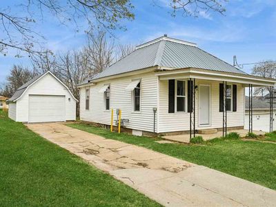 28 W Maple St, Central City, IA, 52214