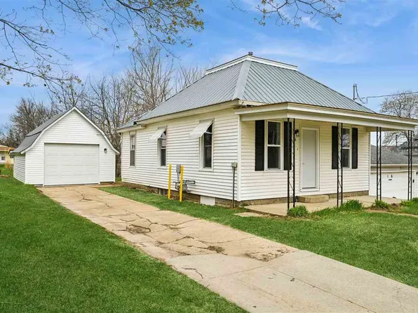28 W Maple St, Central City, IA 52214