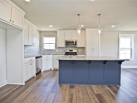 5th image of 2401 Brook Ln