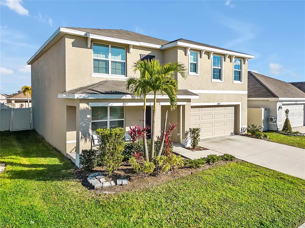 5 bed, 3.0 bath, 3074 sqft, $3,375 — Photo 2