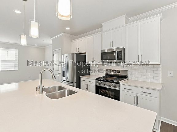 3rd image of 329 Deercroft Dr