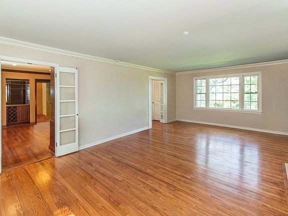 4th image of 12 Colonial Dr