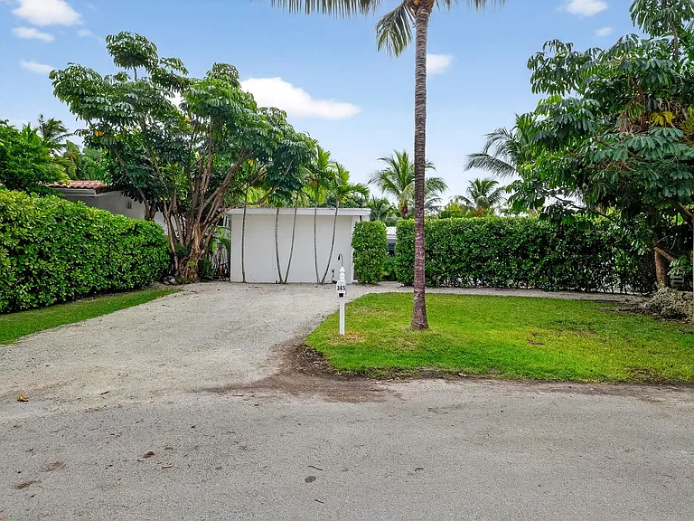 385 Harbor Ct — Photo 5