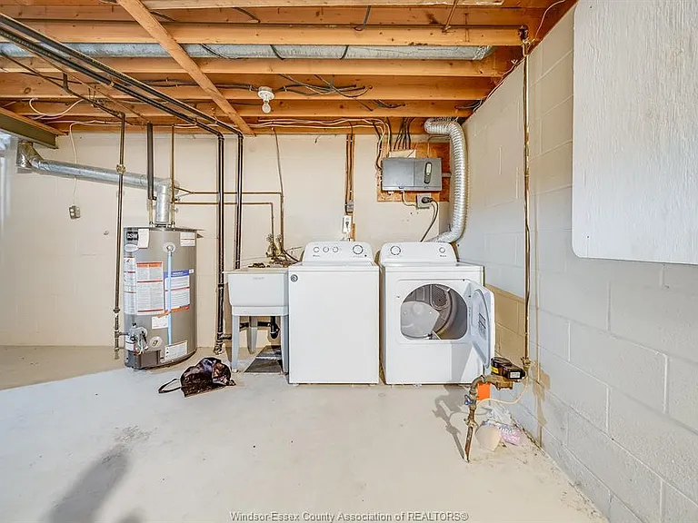 5486 Lassaline Ave — Photo 24