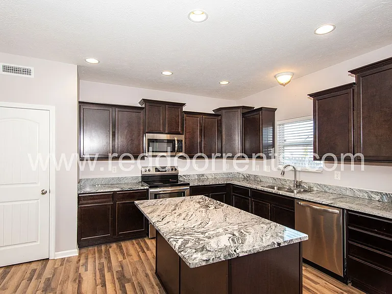 806 Kelly Pass — Photo 2