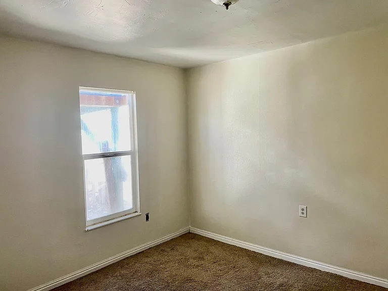 302 W 500 S — Photo 2