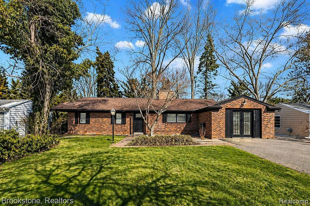 3 bed, 1.0 bath, 1748 sqft, $3,000 — Photo 1