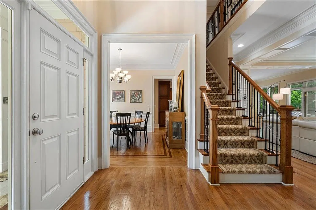 6 bed, 5.0 bath, 5398 sqft, $6,000 — Photo 2