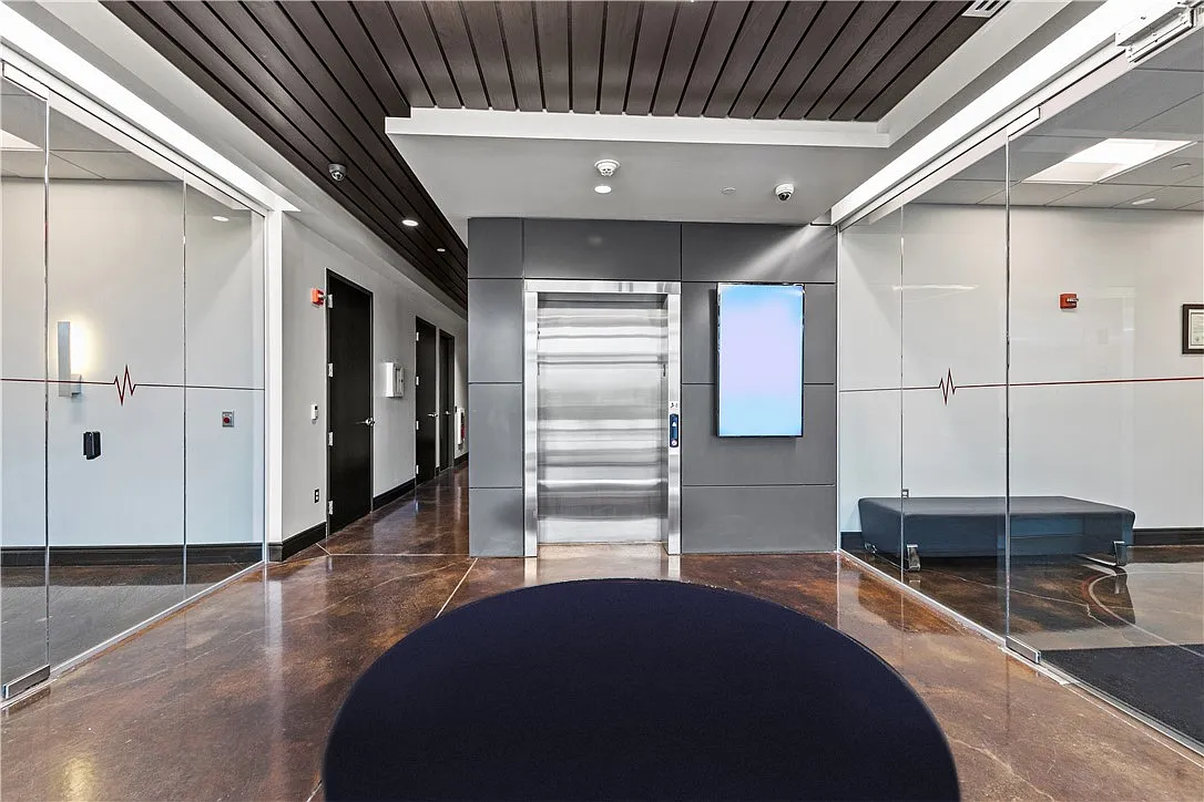 Studio, 996 sqft, $2,812 — Photo 4