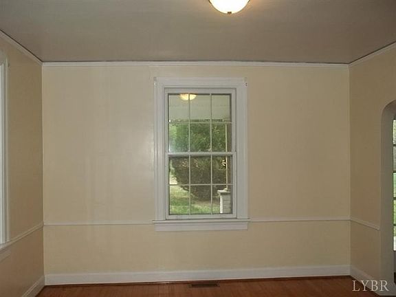4th image of 1820 Lakeside Dr