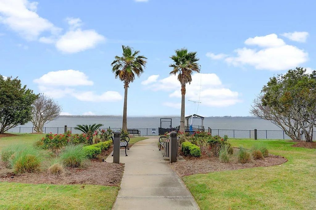 3 bed, 2.5 bath, 2143 sqft, $2,975 — Photo 3