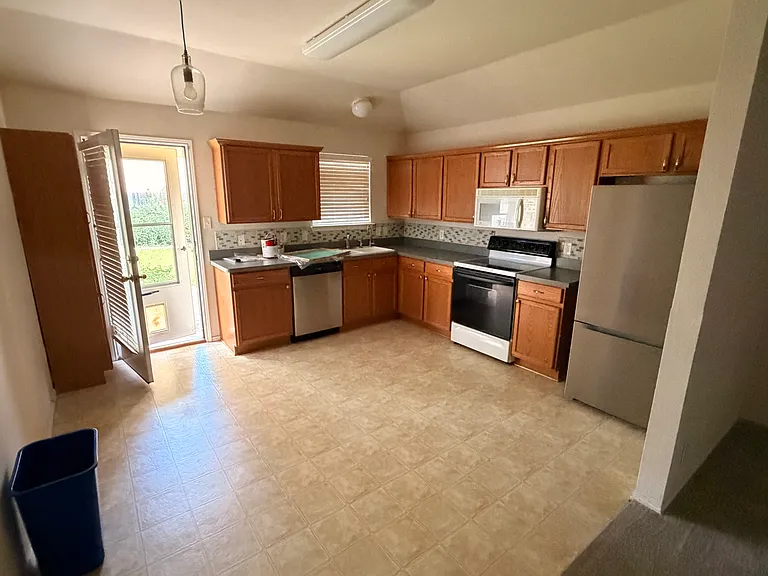 220 Memory Dr — Photo 3