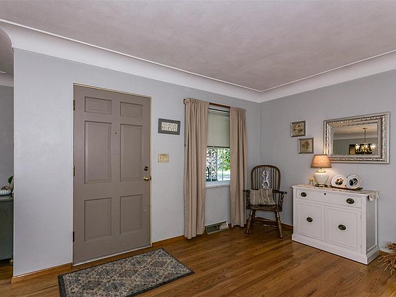 4th image of 2500 Benton St