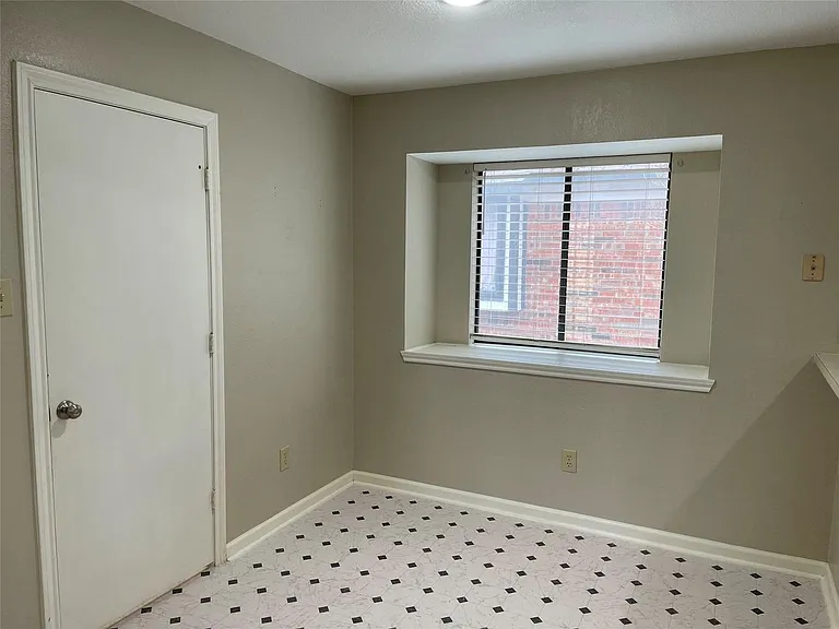 1402 Sheppard Ln — Photo 10